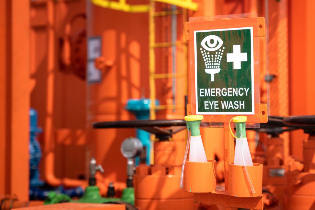 Die "Augenwaschstation" ist eine Notfallausrüstung, die am Arbeitsort für Chemikalien oder auf der Ölbohrinsel bereitgestellt wird. Sie dient zur Behandlung, wenn eine Chemikalie in die Augen von Personen gelangt.
