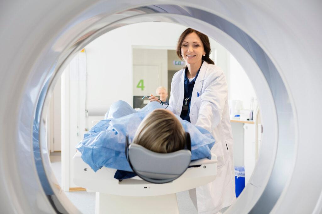 Ärztin betrachtet Patientin bei CT-Scan