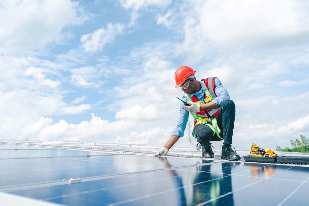 Engineer auf einem Dach mit Solarplatten