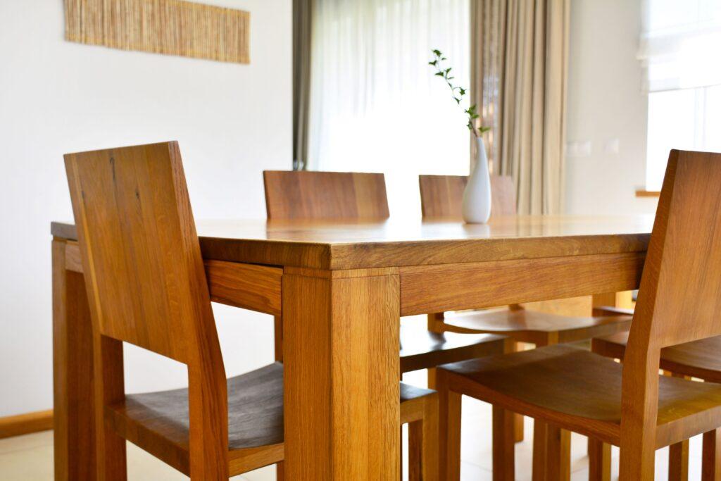 Esstisch und Stühle aus natürlichem Eichenholz in einem neutralen, modernen Innenarchitekturhaus