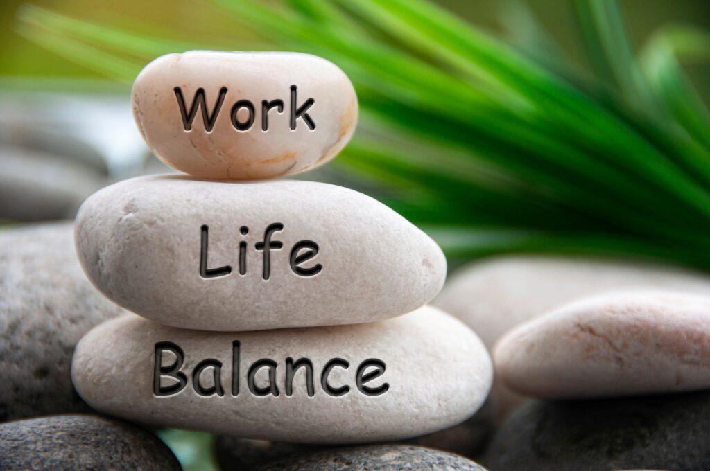 Steine mit Aufschrift Work Life Balance