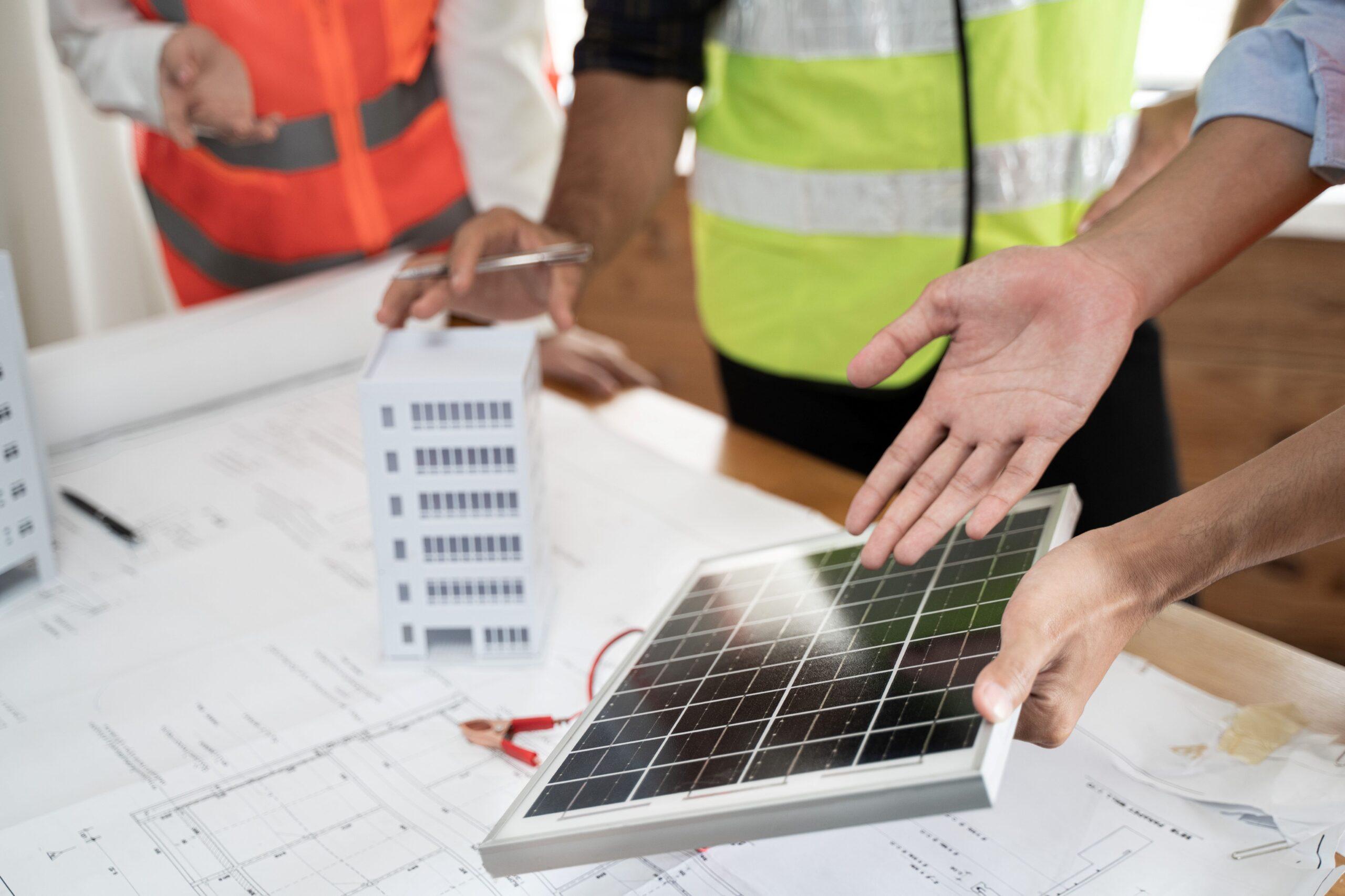 Mehrere Personen planen den bau von Solaranlagen 