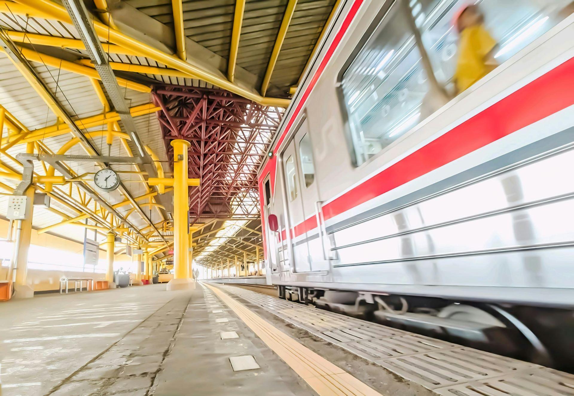 Zug fährt in Bahnhof im öffentlichen Verkehr ein.