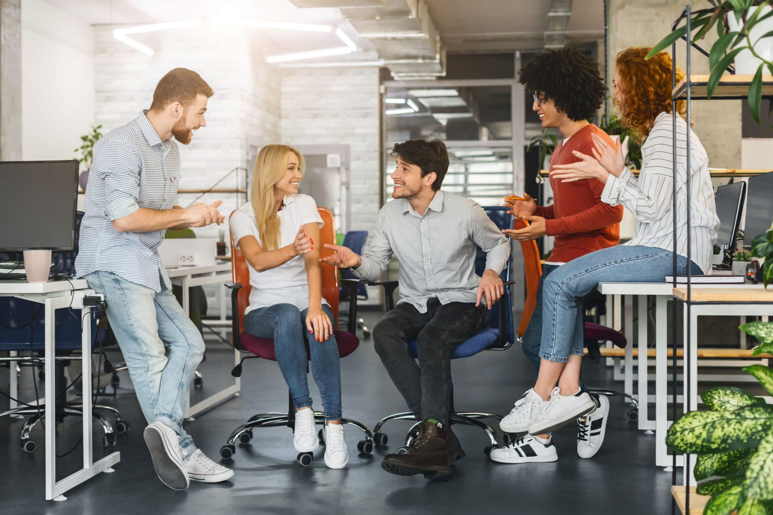 Kollegen quatschen im Büro