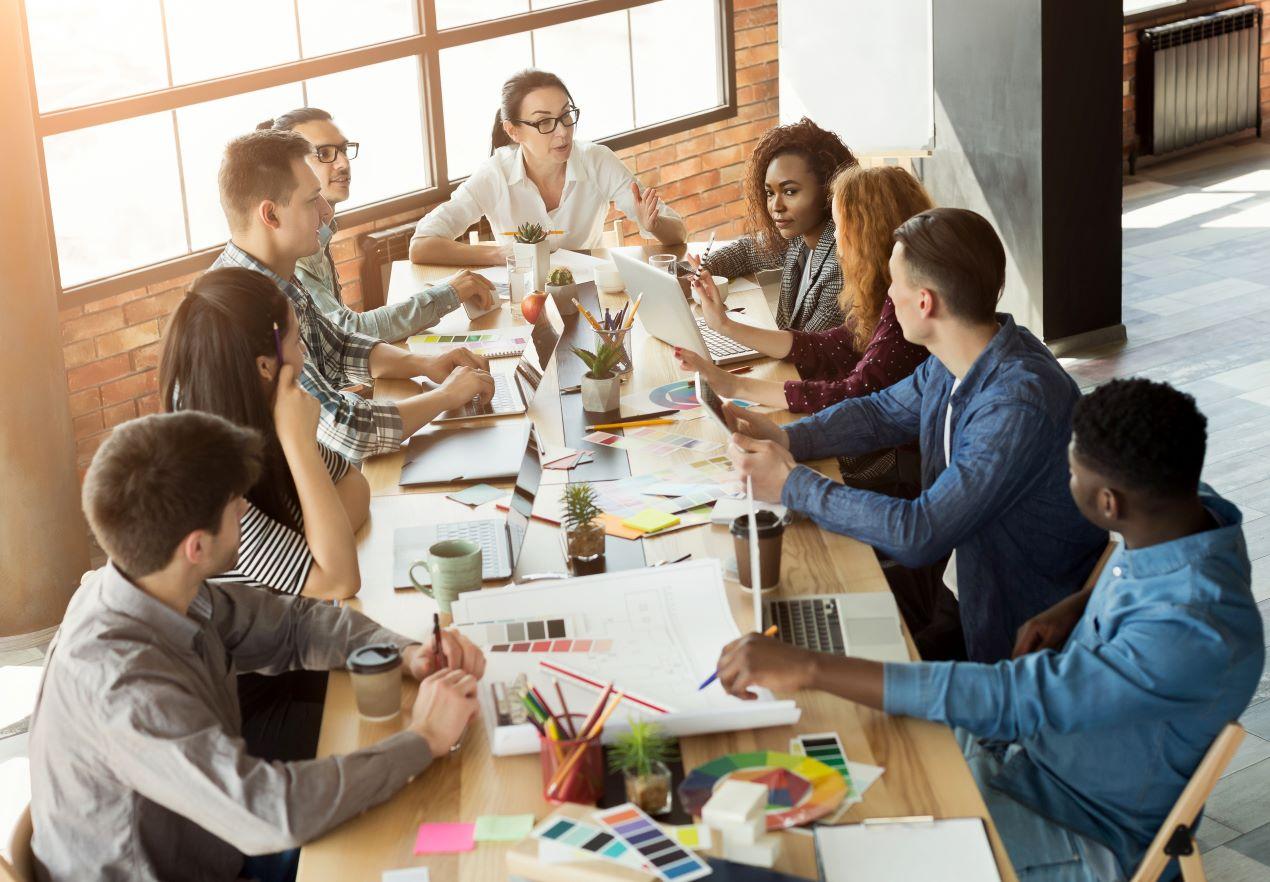 Ein diverses Team arbeitet an kreativen Social Media-Ideen, unterstützt durch eine Social Media Agentur.