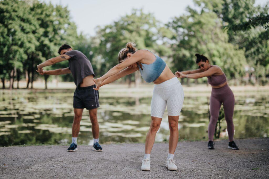 Drei Menschen machen Calisthenics