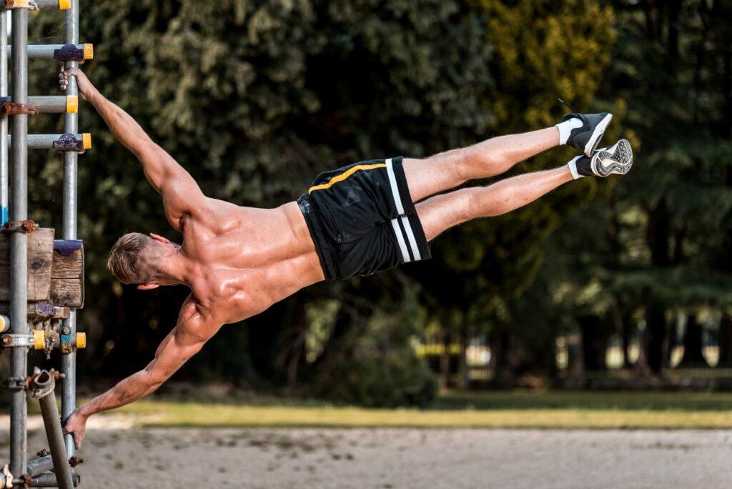 Ein Mann der Calisthenics macht