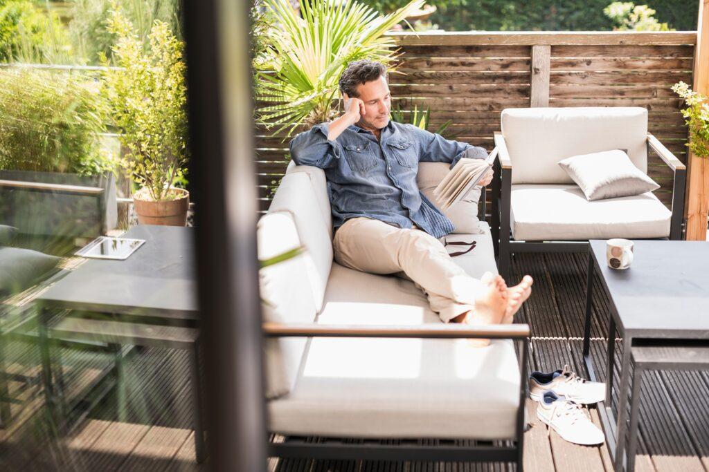 Lesen unter Pavillons auf Terrasse