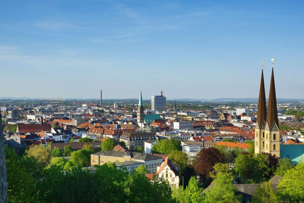 Stadtansicht von Bielefeld mit Blick auf Altstadt und Sparrenburg – regionale Pflegeangebote durch Pflegedienst Bielefeld