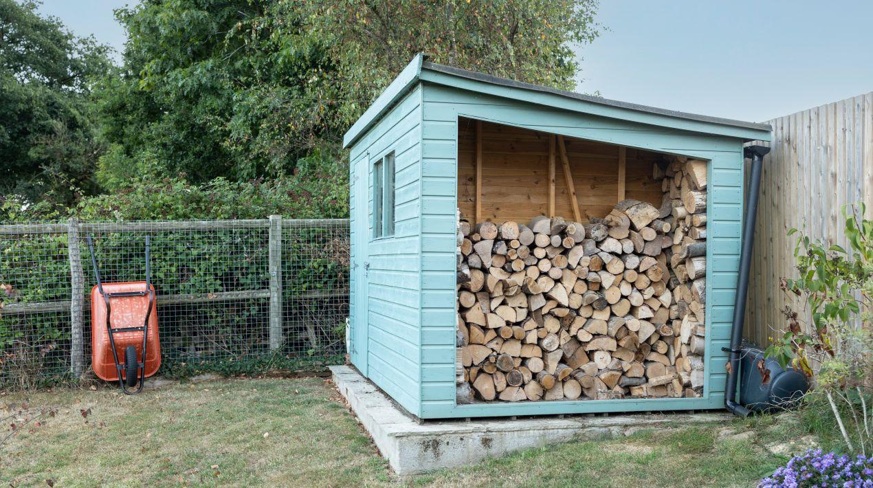 Holzlager im Garten mit überdachtem Schuppen und gut belueftetem Stapelplatz
