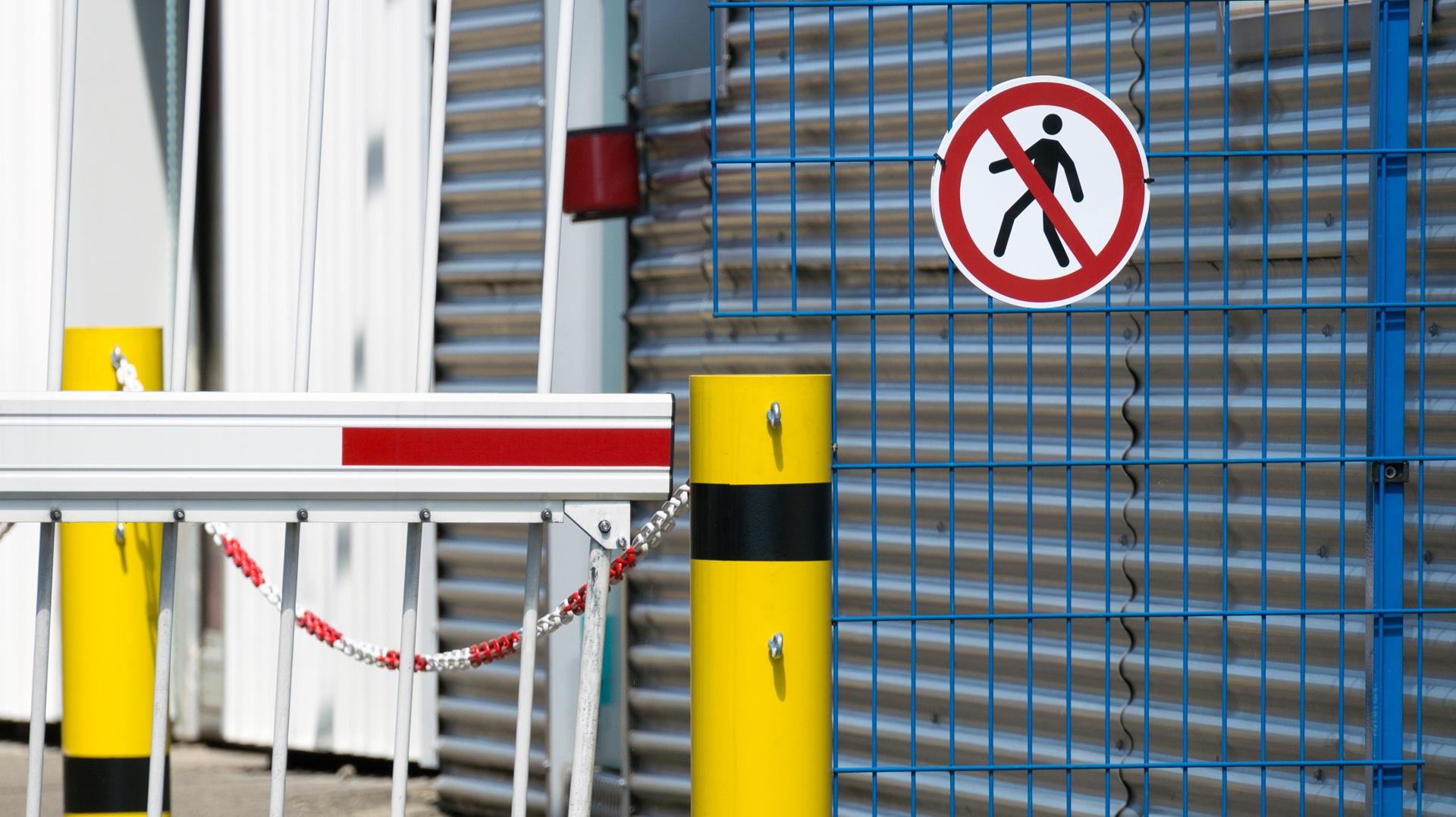 Verbotsschild am Gittergelaender | Absperrpfosten