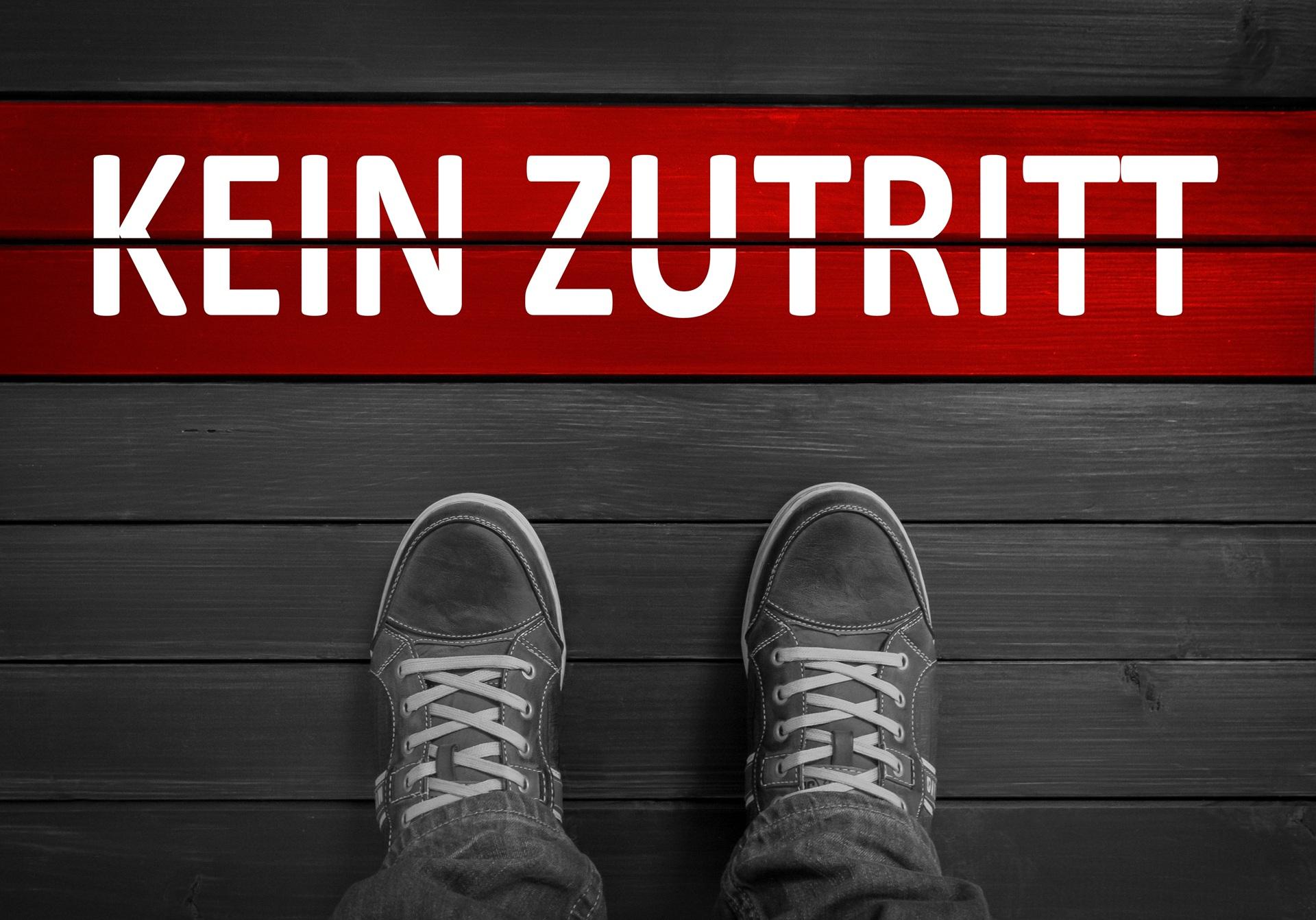 Schuhe vor „Kein Zutritt“-Markierung | Absperrpfosten 