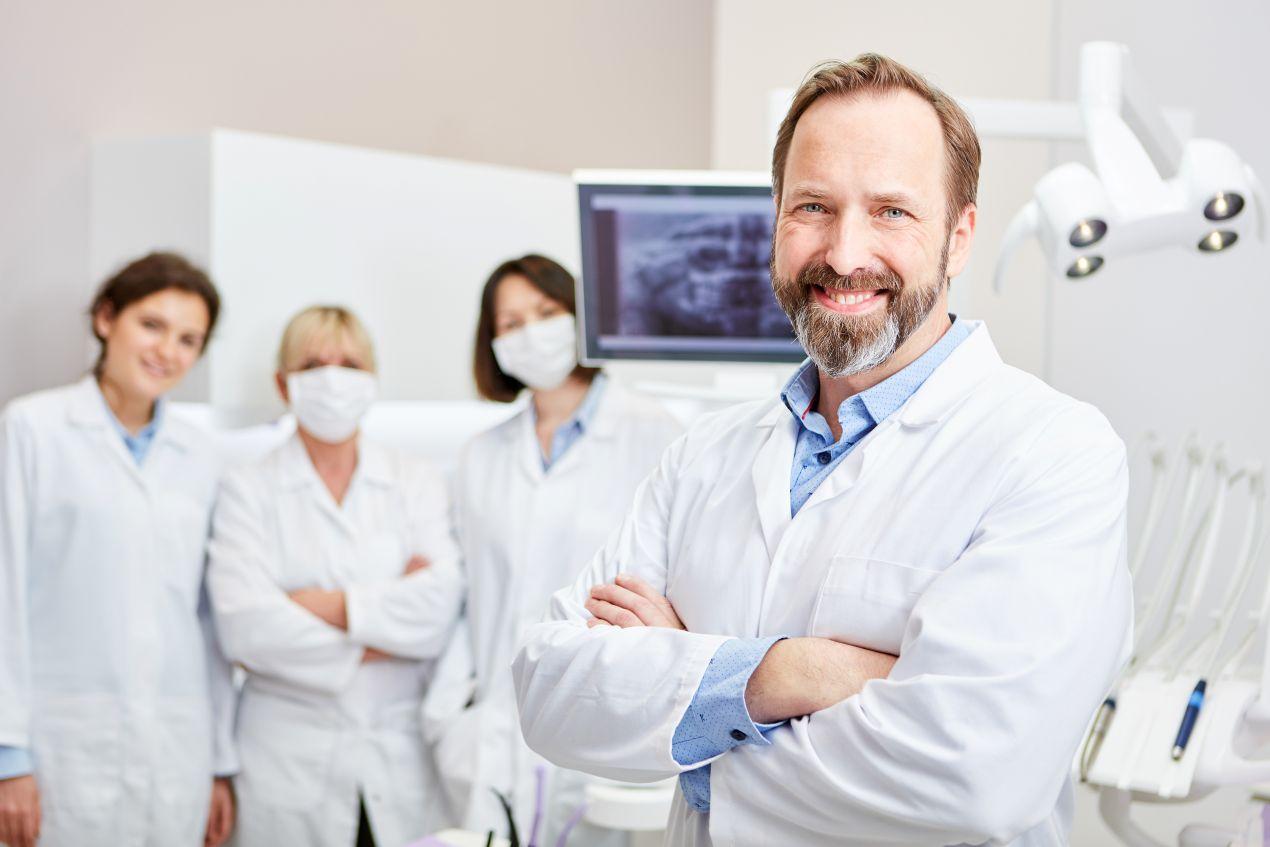 Freundliches Zahnarztteam in moderner Praxis in Essen mit Fokus auf implantologie essen und kompetenter Patientenberatung