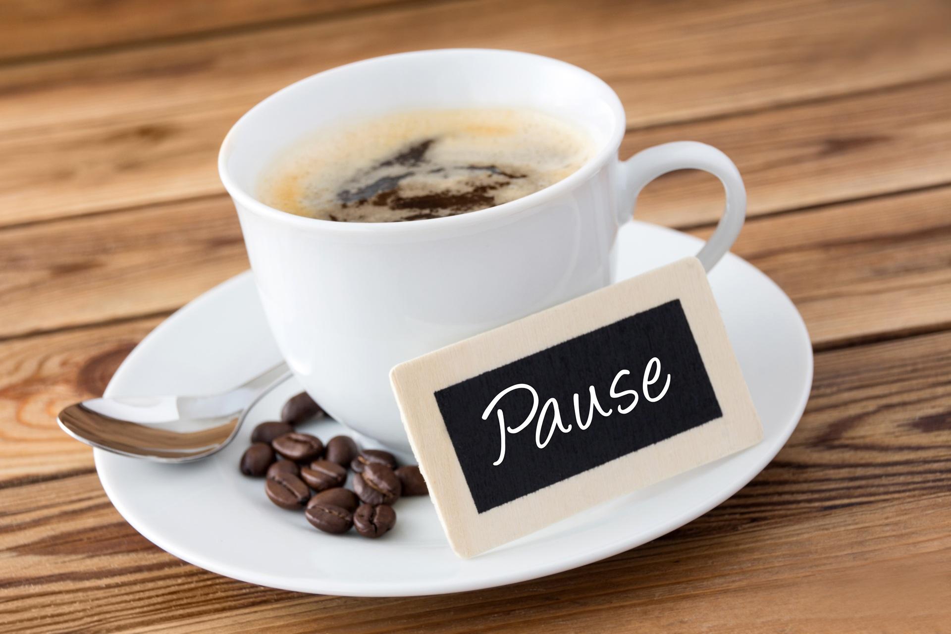 Kaffeepause mit Schild und Bohnen | Elfbar Liquids