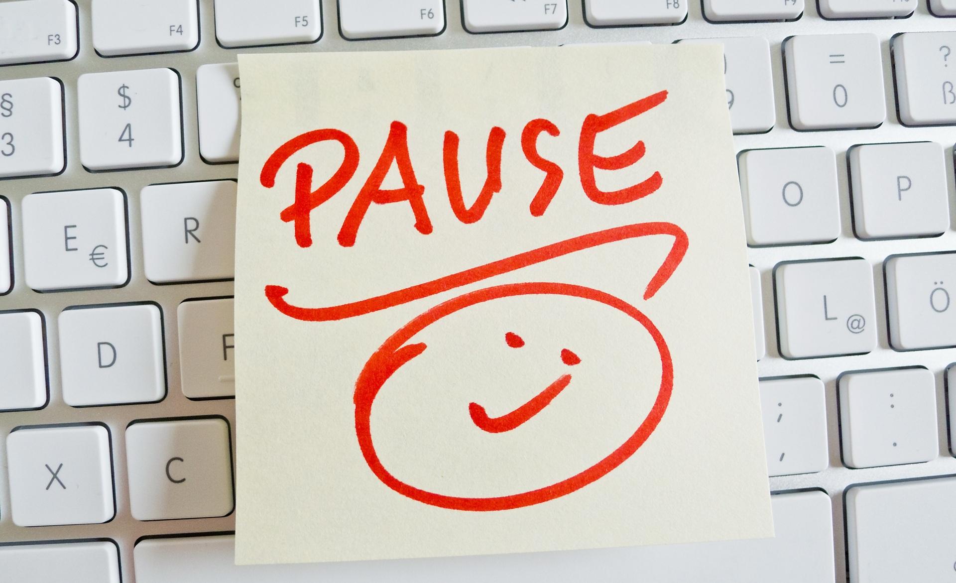 Kurzpause mit Notizzettel im Office | Elfbar Liquids

