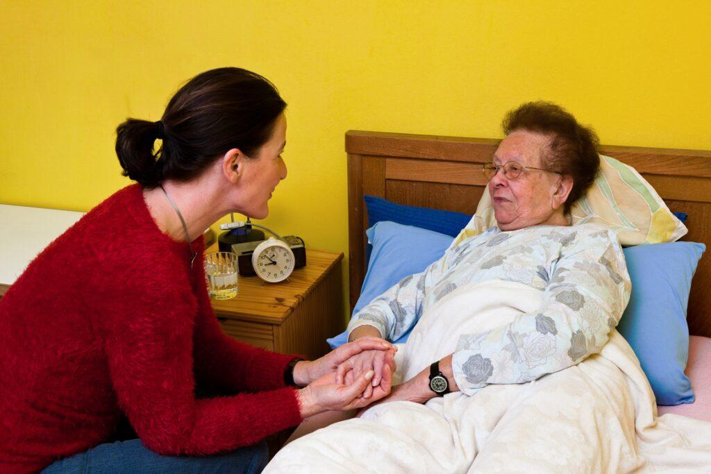 Pflegesituation mit Nähe im Schlafzimmer | Pflegesessel