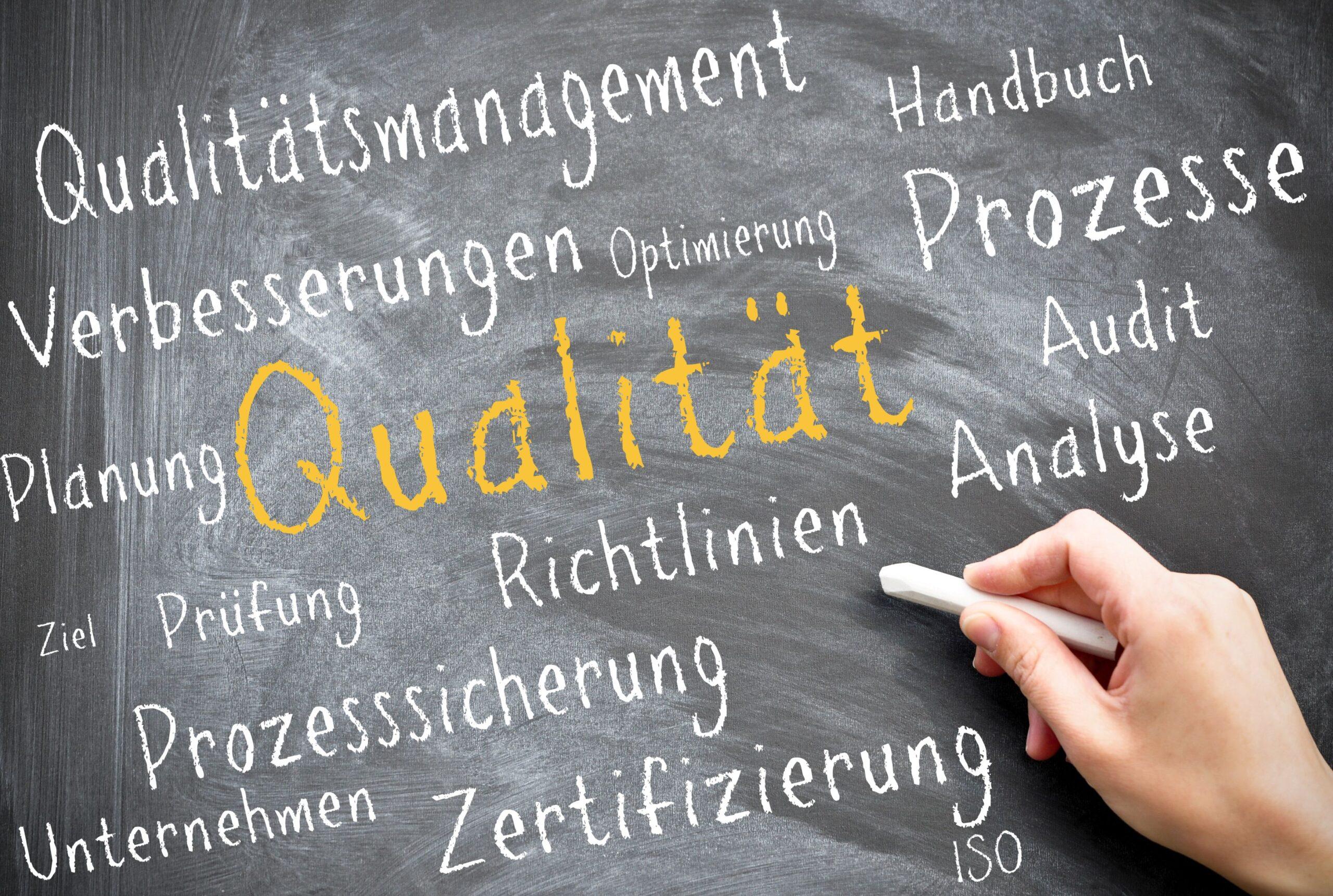 Tafel mit Begriffen rund um Qualitätsmanagement und Optimierung