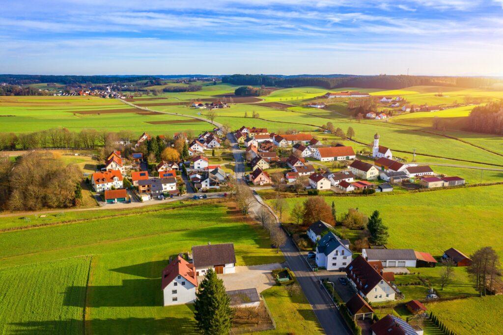 Dorf im Grünen bei Sonnenschein | Arbeitsrecht Würzburg
