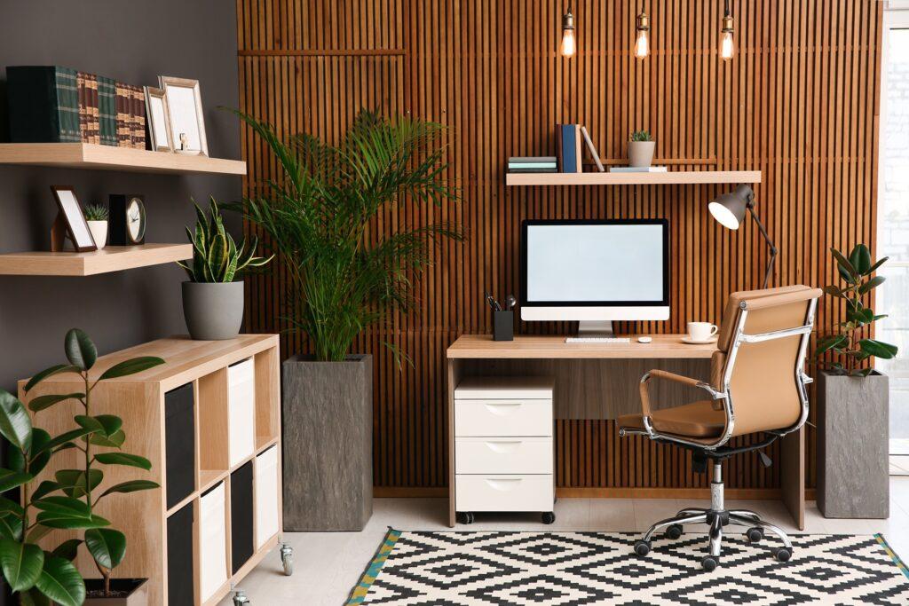 Helles Homeoffice mit Pflanzen und Holzakzenten | Polster Sitzbank