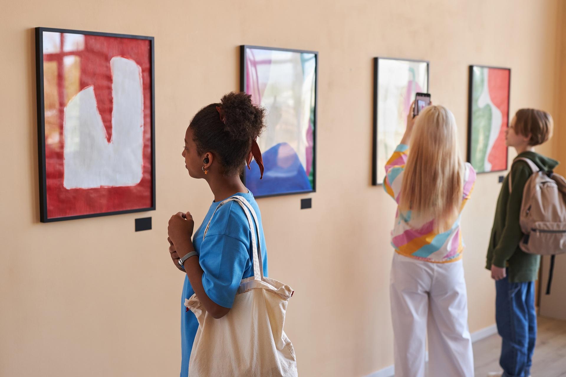 Jugendliche sehen sich moderne Kunst im Museum an | Klassenfahrt Berlin