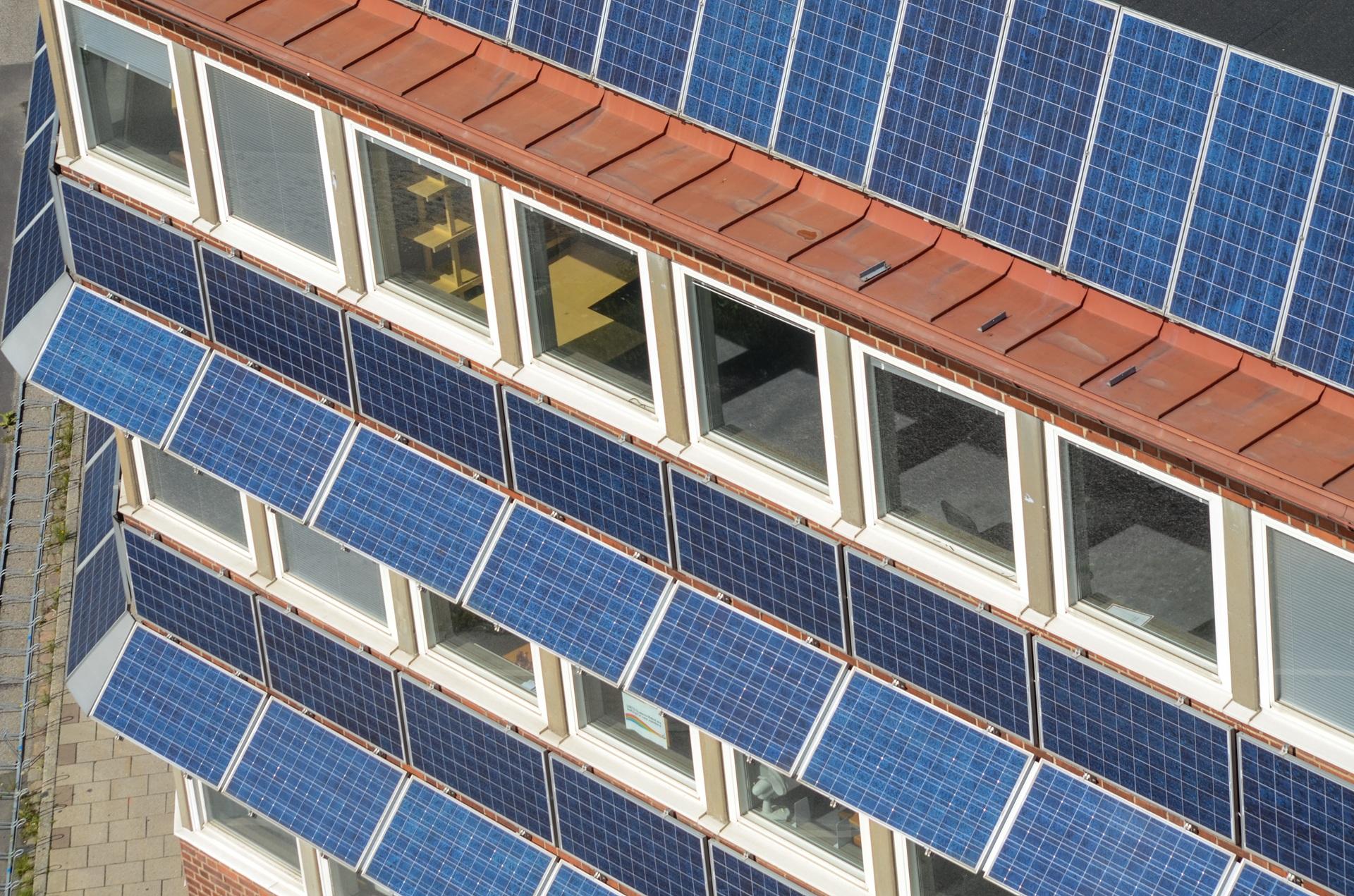 Solarmodule an Gebäudefassade für nachhaltige Stromerzeugung | Deye Hybrid Wechselrichter