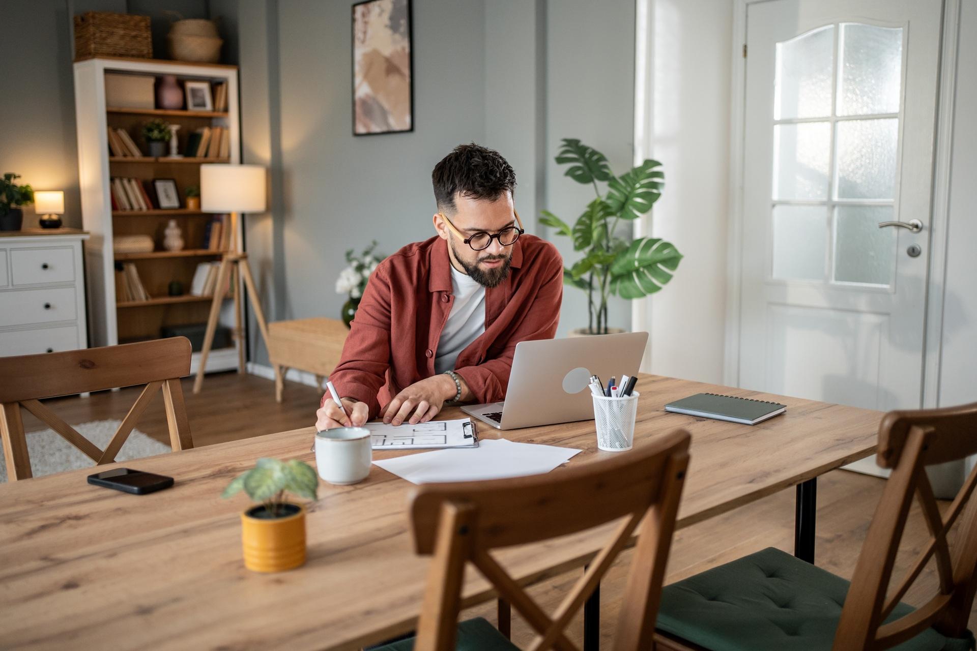 Mann arbeitet konzentriert im Homeoffice | Immobilienmakler Oldenburg Holstein