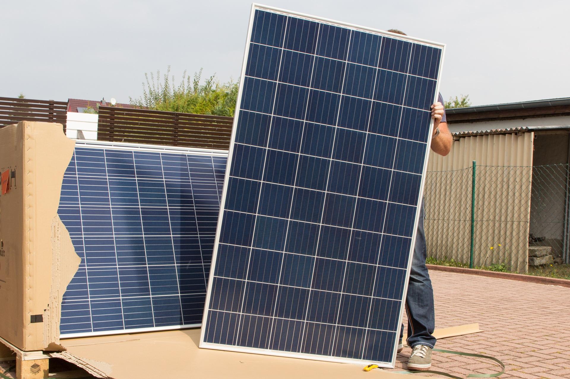 Handwerker montiert Solarmodul auf privatem Grundstück | Deye Hybrid Wechselrichter