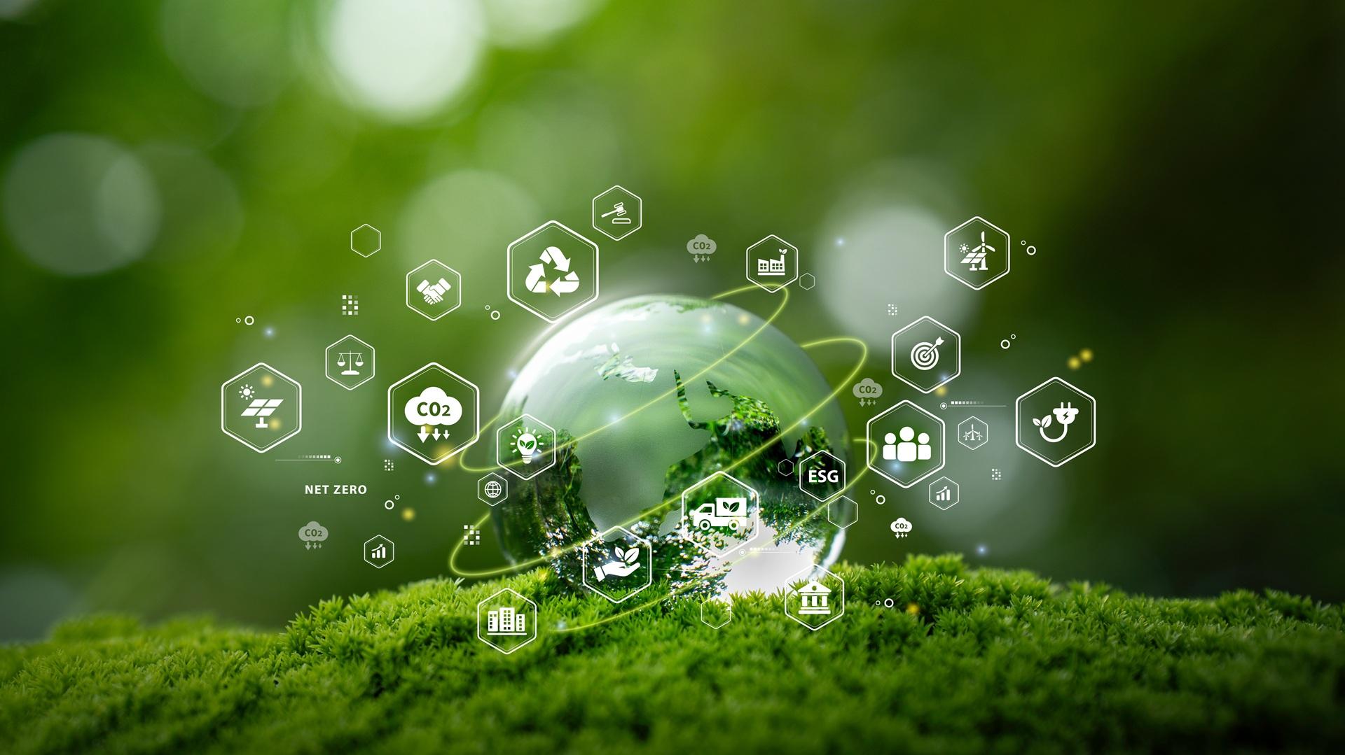 Glaskugel mit grüner Erde und Nachhaltigkeitssymbolen | Gärtner Job