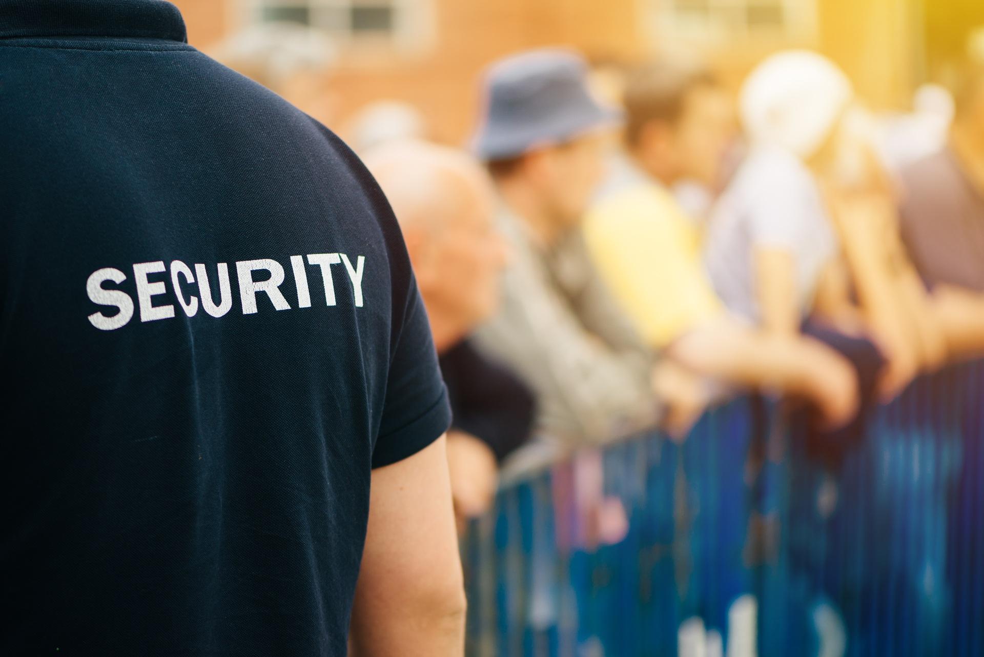 Sicherheitsdienst kontrolliert Besucher bei Event | Brandwache München