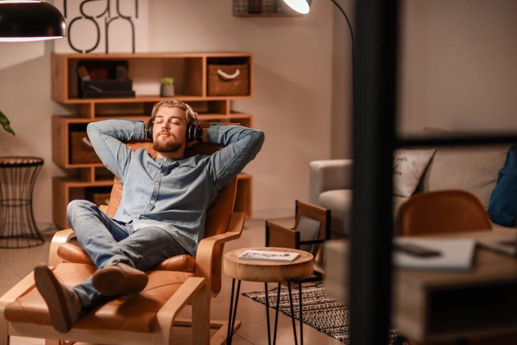 Mann entspannt im Sessel mit Kopfhörern | Sanitär Produkte in Mönchengladbach