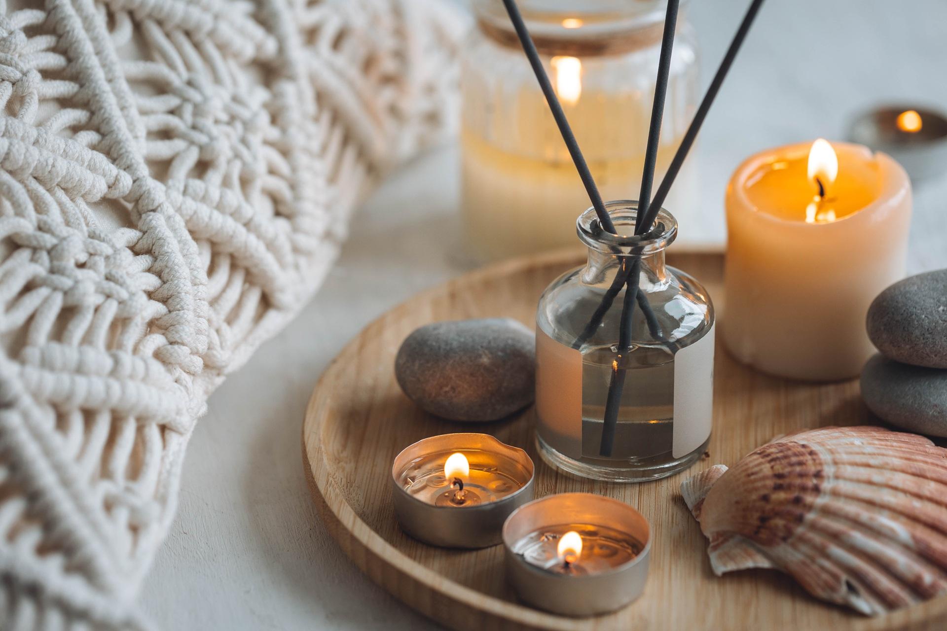 Arrangement aus Kerzen und Duftöl | Garten Pool