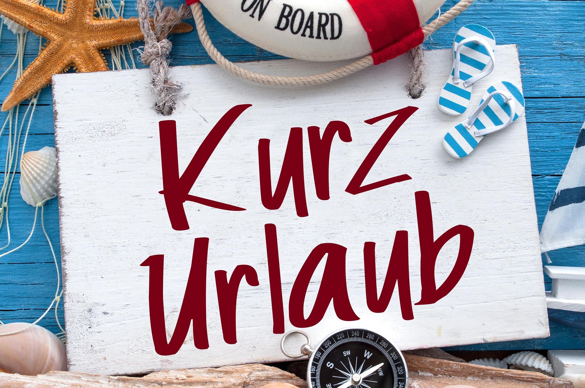 Holzschild mit Schriftzug Kurzurlaub und Sommerdeko | Berghütte Österreich