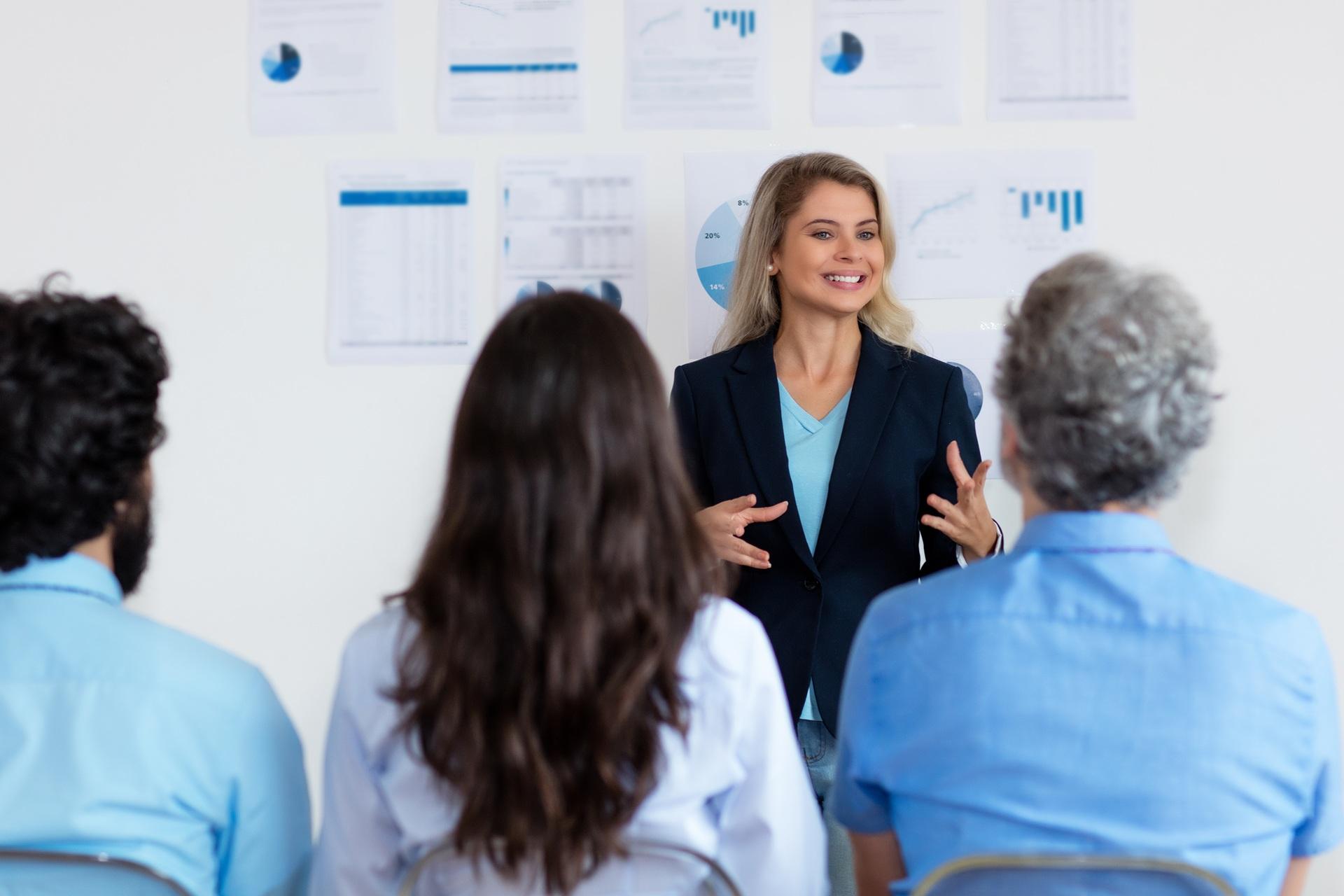 Dozentin präsentiert vor Seminargruppe | Tagungshotel NRW